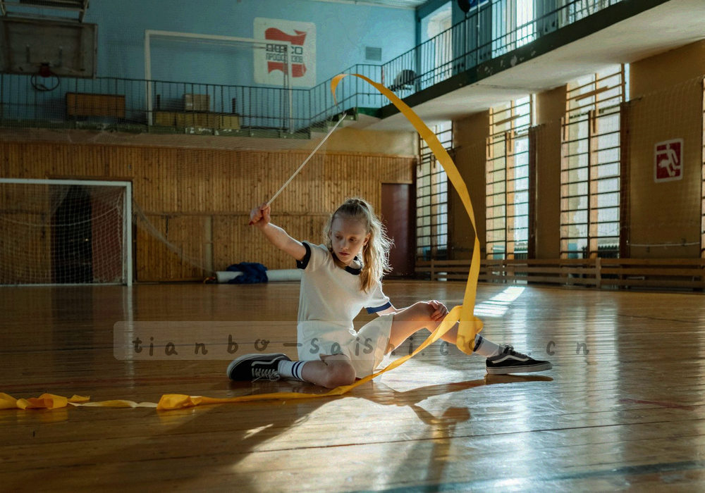多人面对屏幕查看数据表格的俯拍剪影，弱化面部细节
